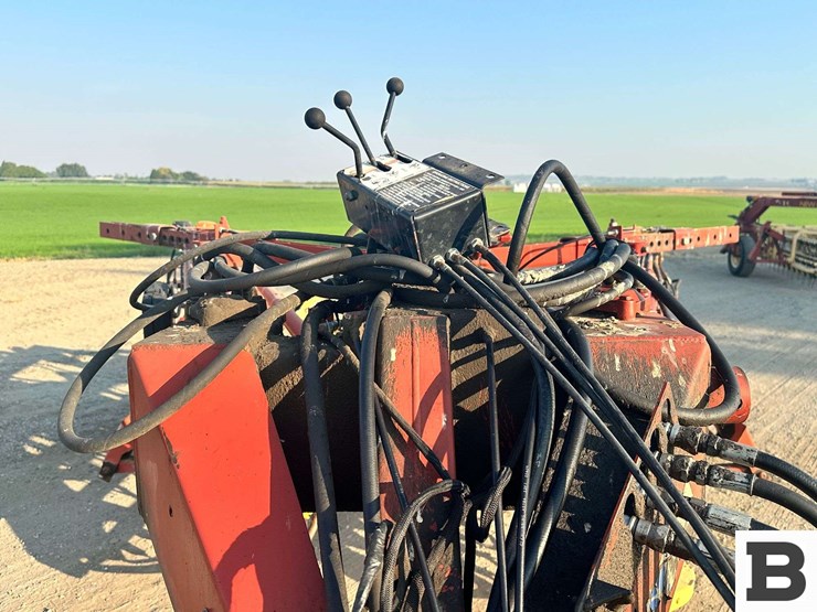 new-holland-216-image-33