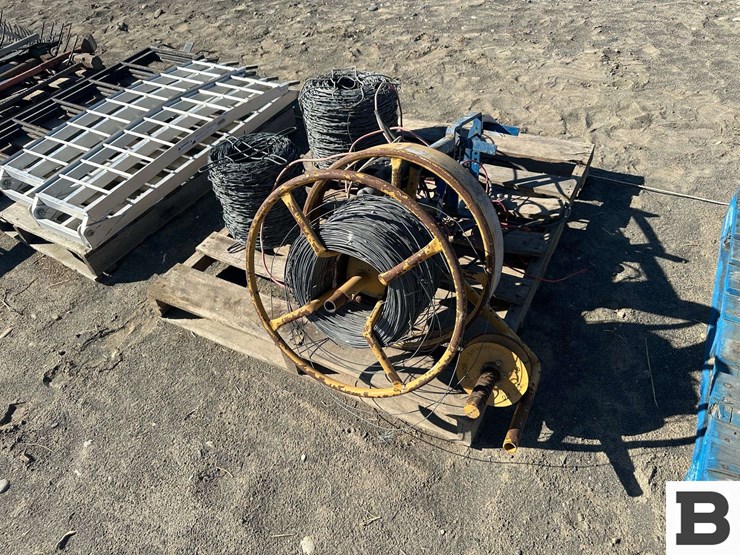 wire-fence-roller,-barb-wire-image-1