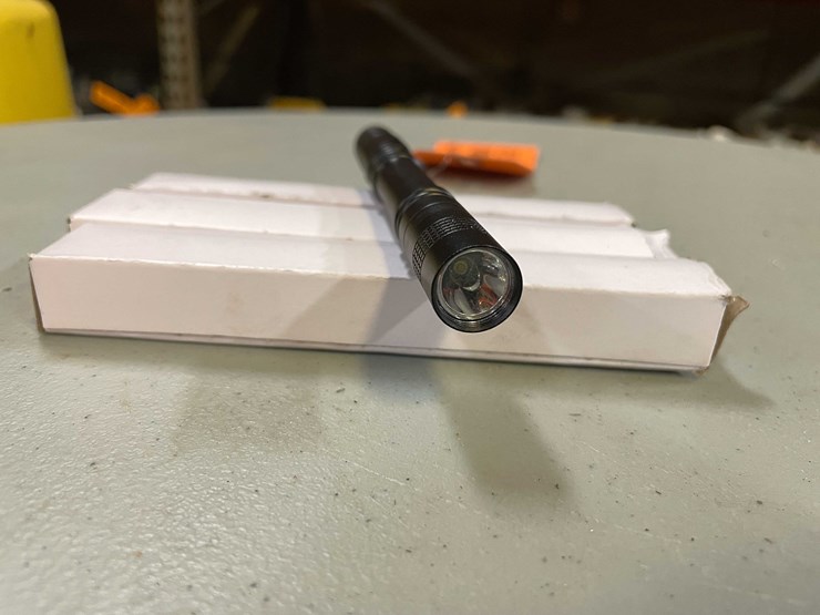 #8528-•-(4)-led-mechanic's-flashlights-(pr12)-image-2