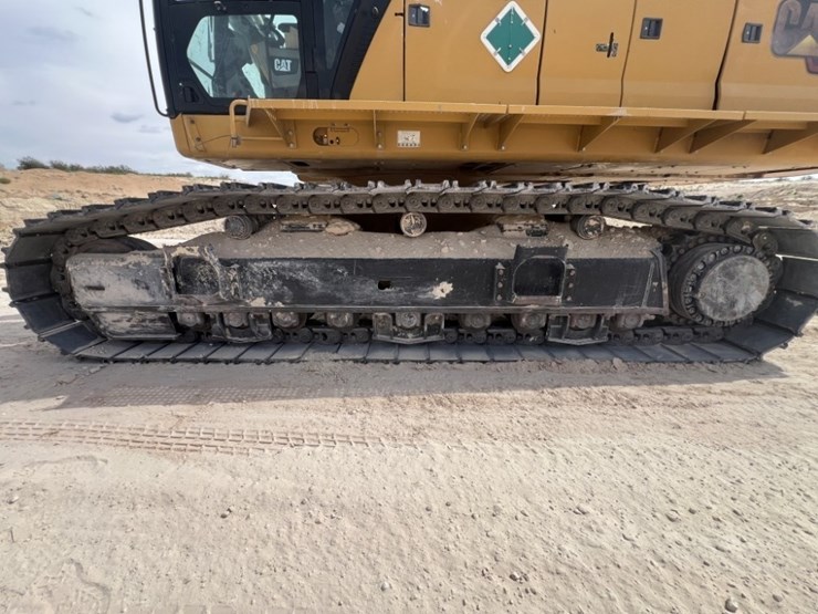 2021-caterpillar-395-image-19