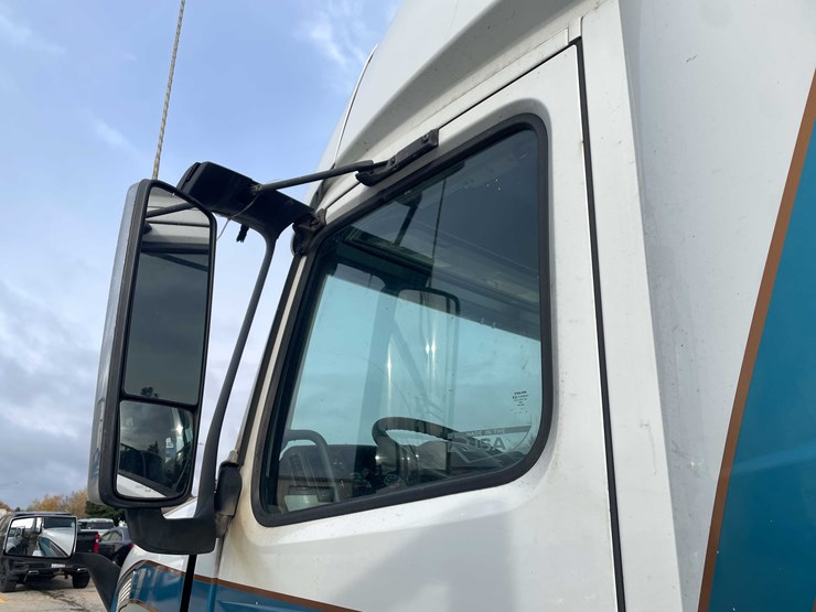 #1372-•-2014-volvo-sleeper-semi-(has-wi-title)-(of)-image-55