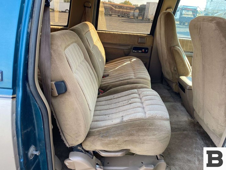 1993-gmc-suburban-image-23