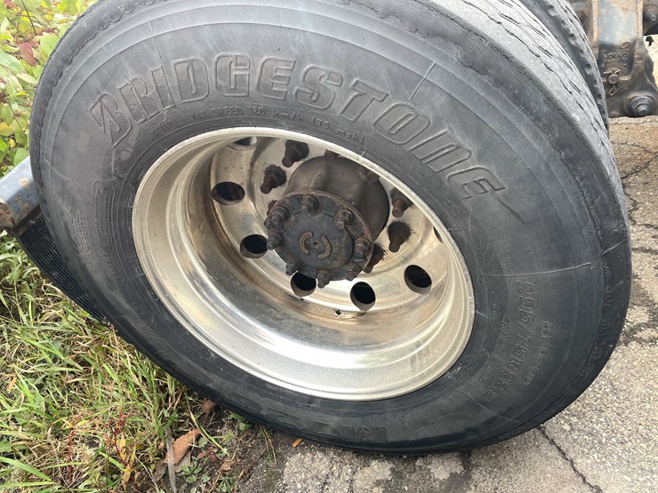 #1372-•-2014-volvo-sleeper-semi-(has-wi-title)-(of)-image-86