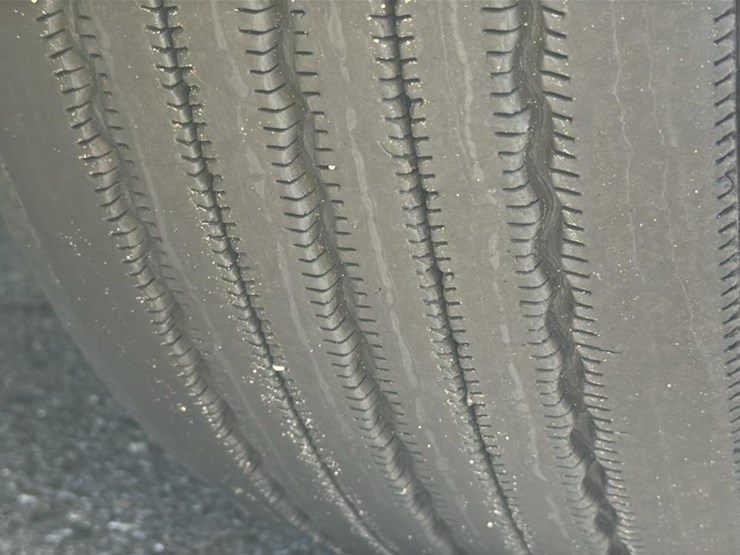 2023-peterbilt-579-image-12