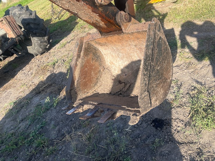 new-holland-8010-image-12