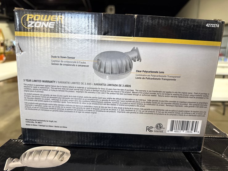 #28395-•-lot-of-(8)-power-zone-led-dusk-to-dawn-utility-lights-image-6