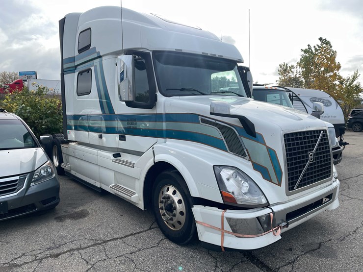 #1372-•-2014-volvo-sleeper-semi-(has-wi-title)-(of)-image-3
