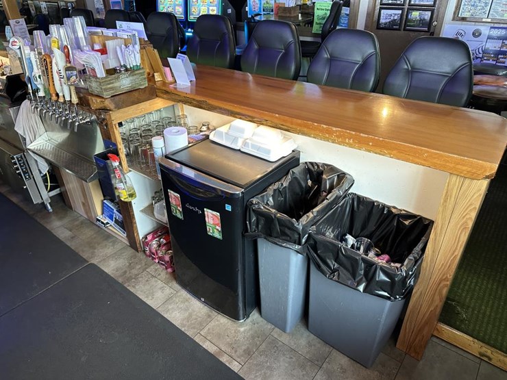 #100-•-waterfront-pub-with-4-bed/2-bath-apartment-image-34