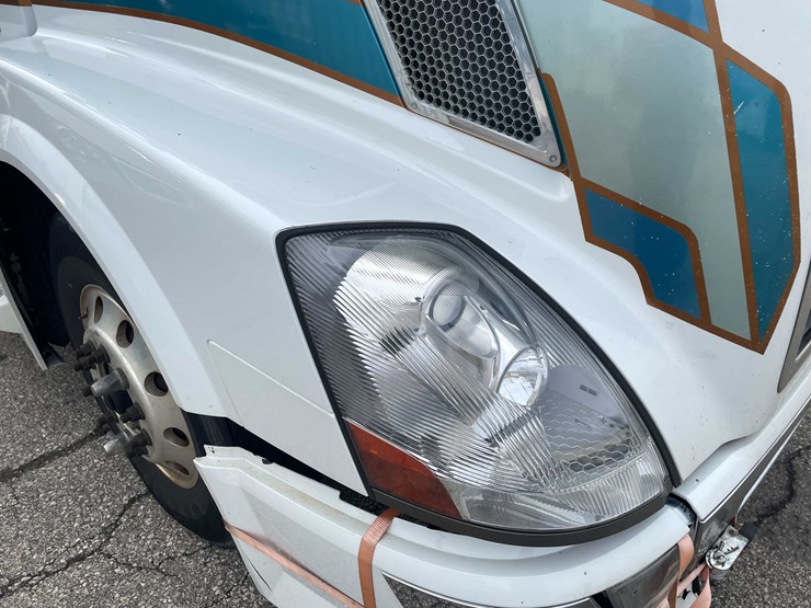 #1372-•-2014-volvo-sleeper-semi-(has-wi-title)-(of)-image-15