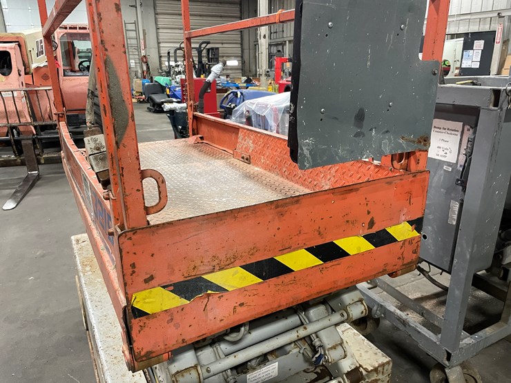 #1382-•-19'-scissor-lift-(f)-image-9