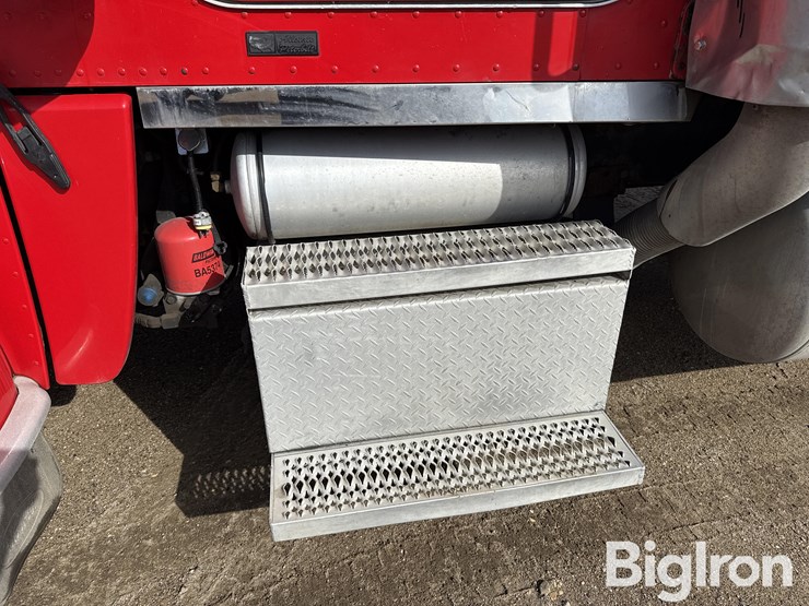 2011-peterbilt-388-image-10