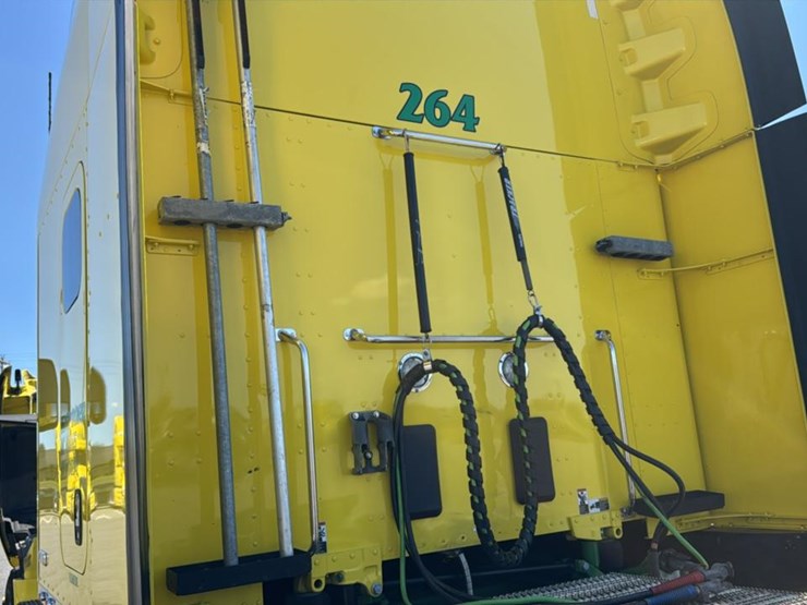 2023-peterbilt-579-image-40