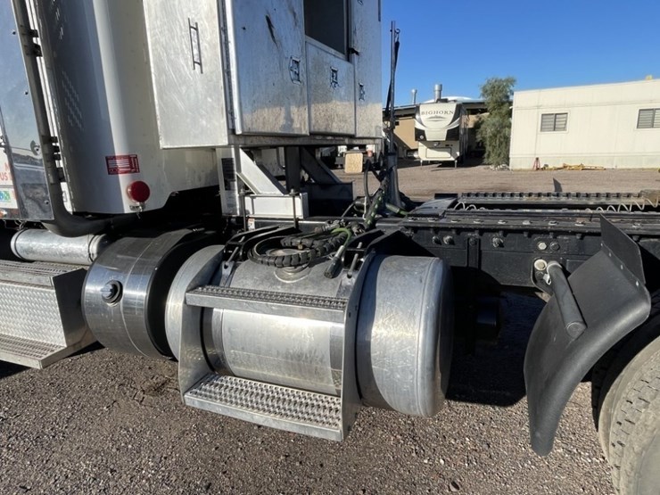 2018-peterbilt-367-image-17