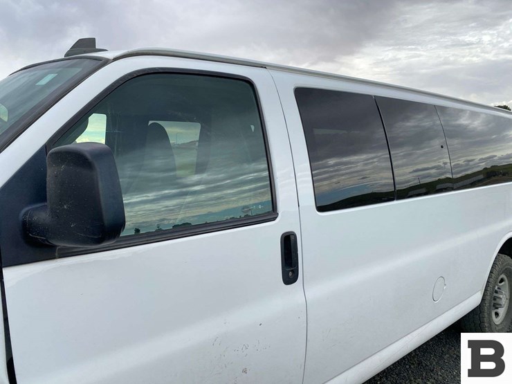 2017-chevrolet-express-3500-image-11