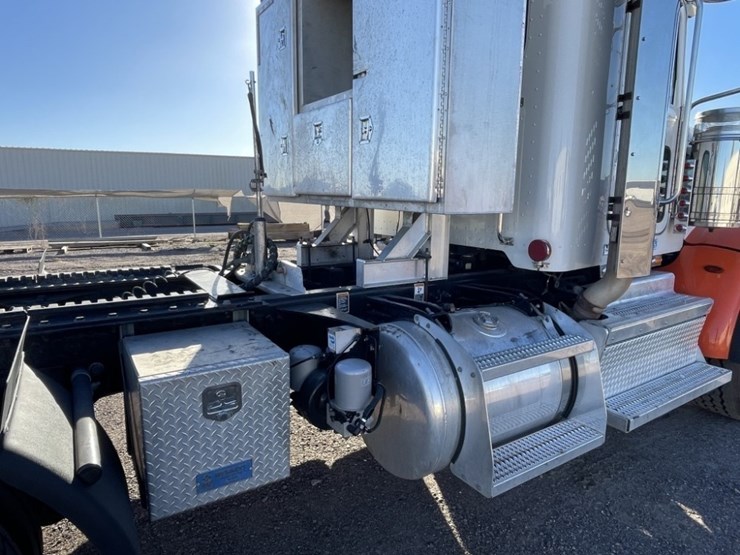 2018-peterbilt-367-image-18