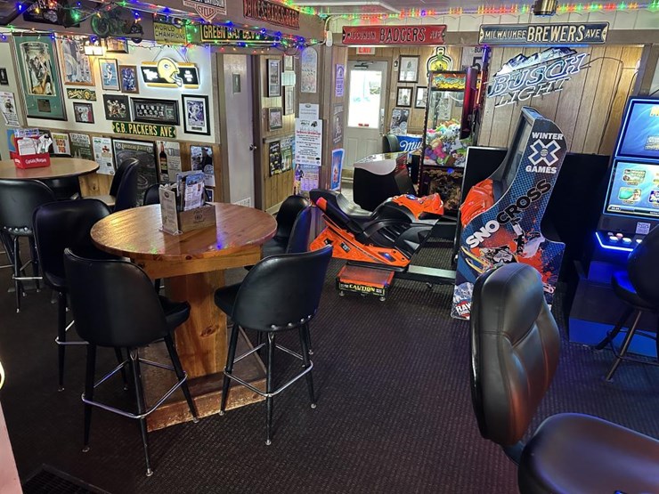 #100-•-waterfront-pub-with-4-bed/2-bath-apartment-image-49