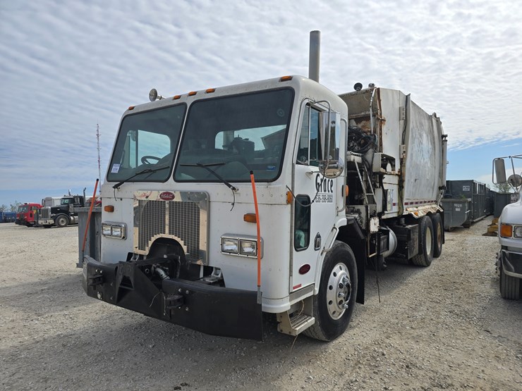 2003-peterbilt-320-image-1