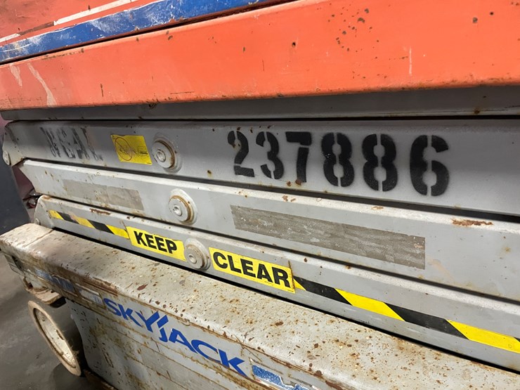 #1382-•-19'-scissor-lift-(f)-image-25