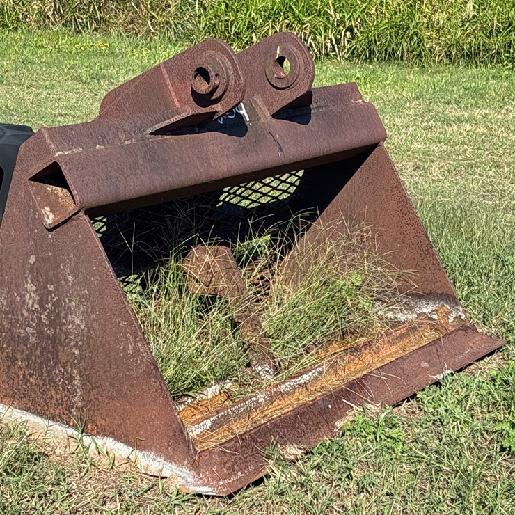 #204 • 4FT CLEAN OUT BUCKET