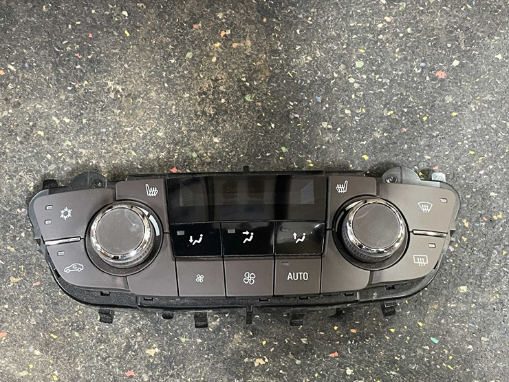#8600-•-buick-climate-controls-(pr7)-image-2