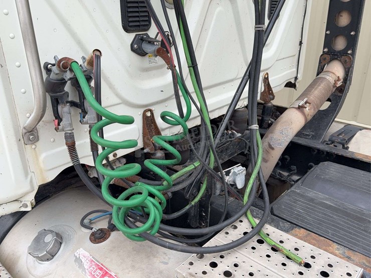 2012-freightliner-cascadia-113-image-95