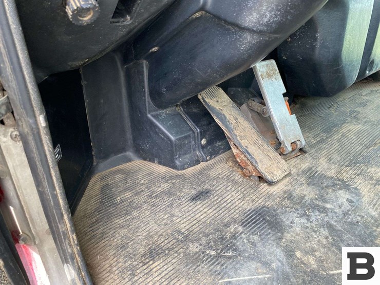 2003-peterbilt-330-image-38