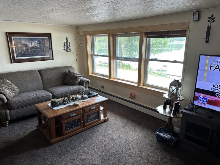 #100-•-waterfront-pub-with-4-bed/2-bath-apartment-image-98