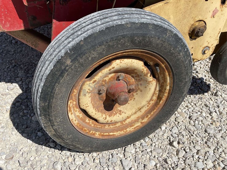 new-holland-275-image-14