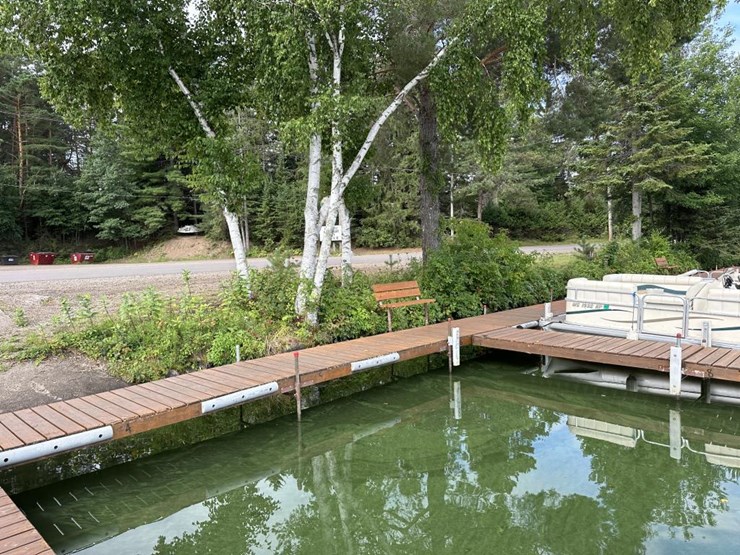 #100-•-waterfront-pub-with-4-bed/2-bath-apartment-image-22