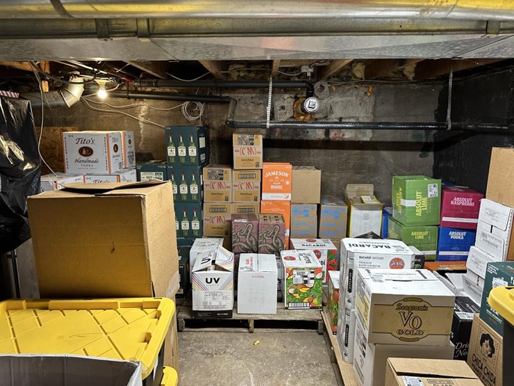 #100-•-waterfront-pub-with-4-bed/2-bath-apartment-image-133