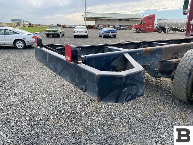 2002-peterbilt-330-image-26