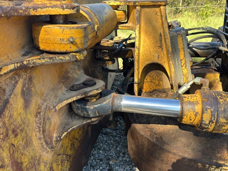 2008-deere-750j-xlt-image-25