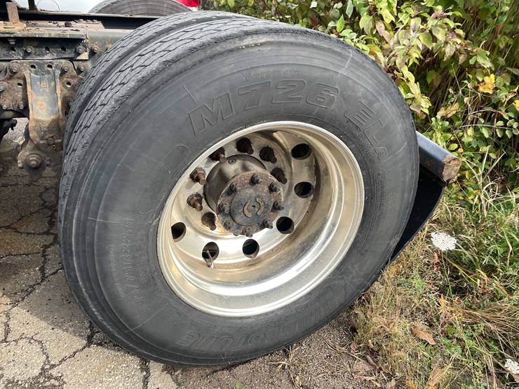 #1372-•-2014-volvo-sleeper-semi-(has-wi-title)-(of)-image-91