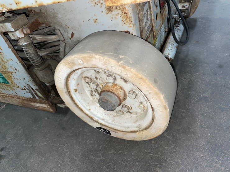 #1382-•-19'-scissor-lift-(f)-image-40