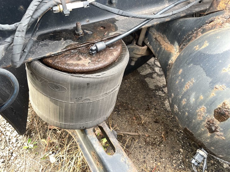 #1372-•-2014-volvo-sleeper-semi-(has-wi-title)-(of)-image-39