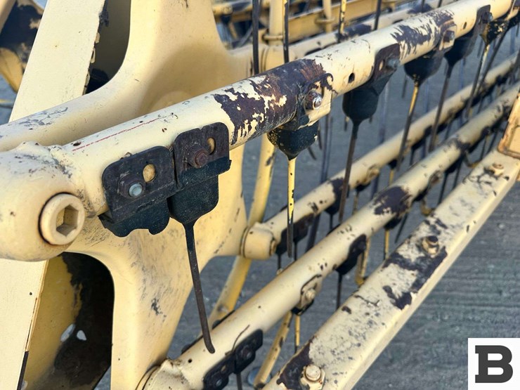 new-holland-216-image-31