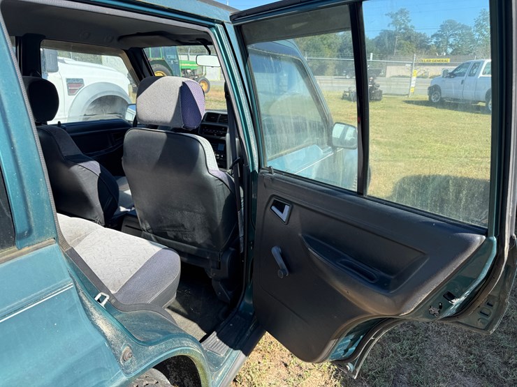 #37-•-#265-•-1996-geo-tracker-multipurpose-vehicle-(mpv)-image-18