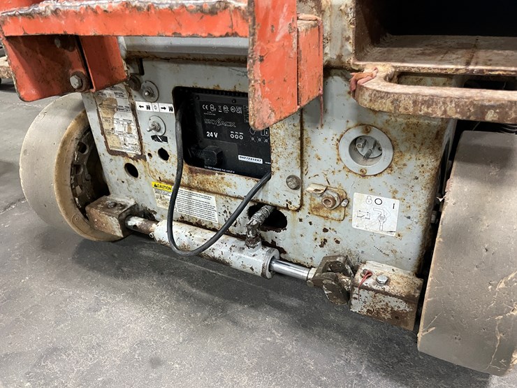 #1382-•-19'-scissor-lift-(f)-image-24