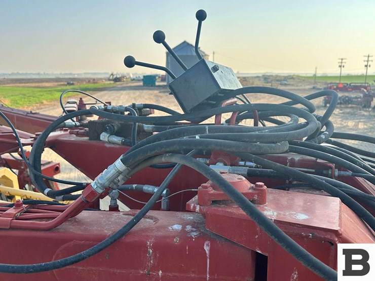 new-holland-216-image-32