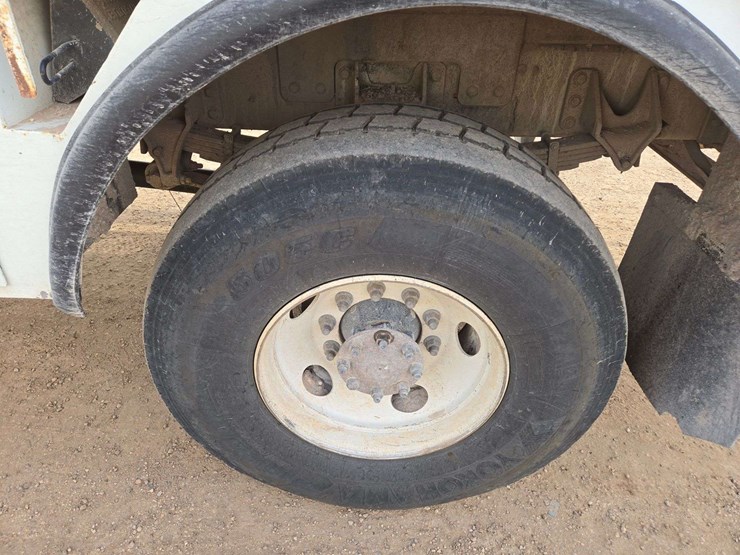 2009-international-7300-image-11