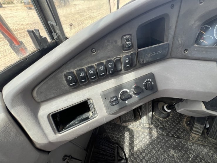 2021-volvo-a60h-image-35