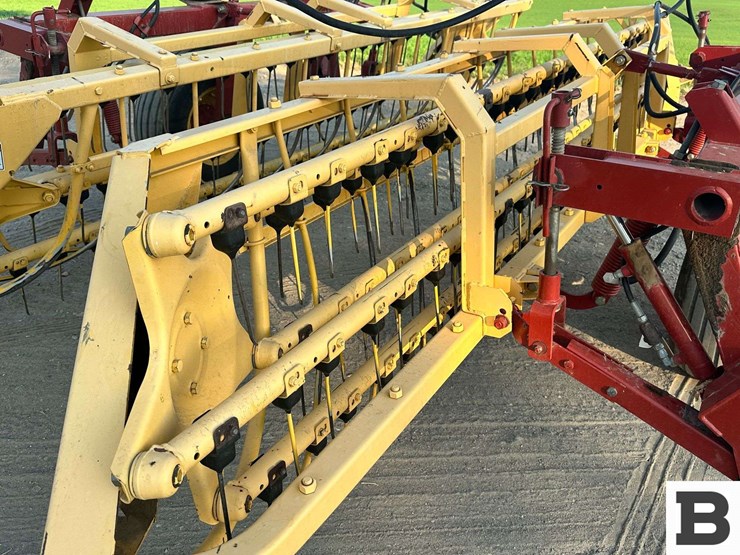 new-holland-216-image-15