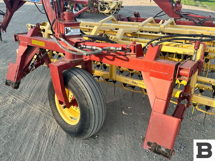 new-holland-216-image-18