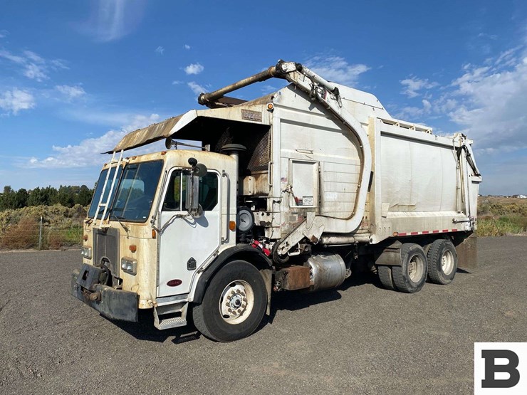 2006-peterbilt-320-image-1