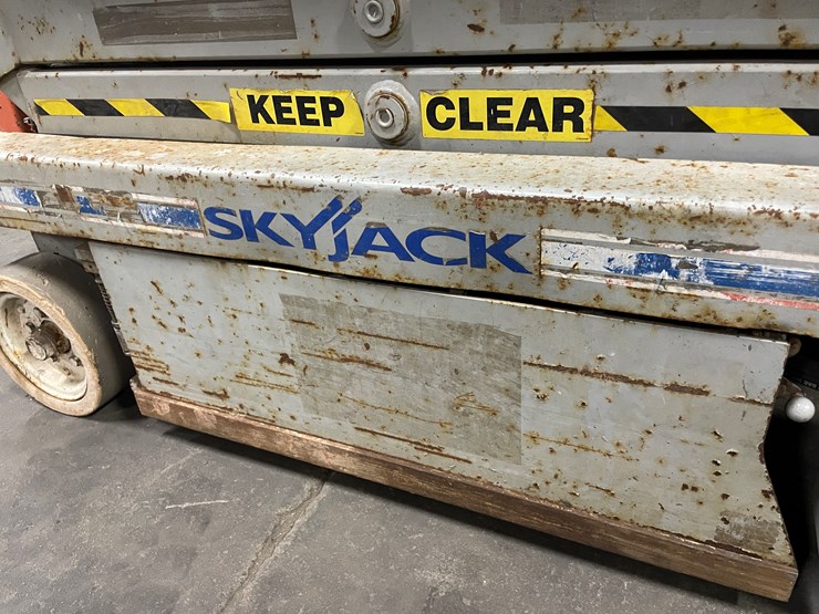 #1382-•-19'-scissor-lift-(f)-image-21