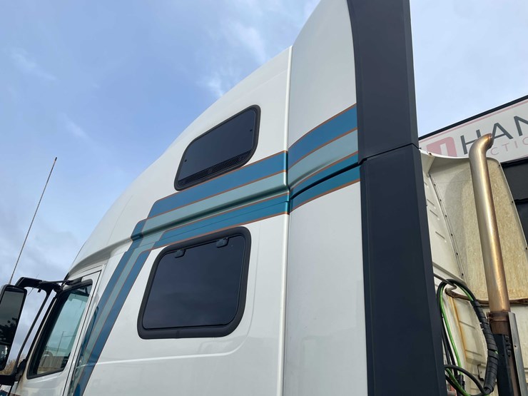 #1372-•-2014-volvo-sleeper-semi-(has-wi-title)-(of)-image-51