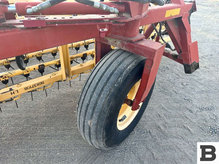 new-holland-216-image-22