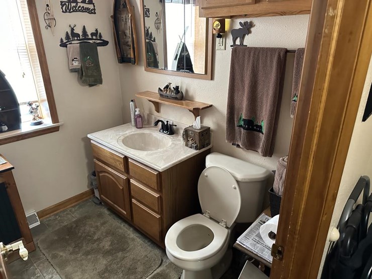 #100-•-waterfront-pub-with-4-bed/2-bath-apartment-image-93