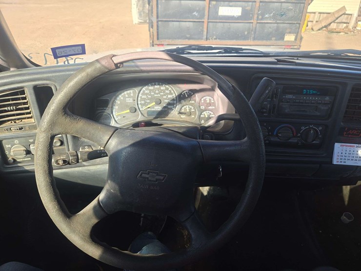 2001-chevrolet-silverado-1500-image-16