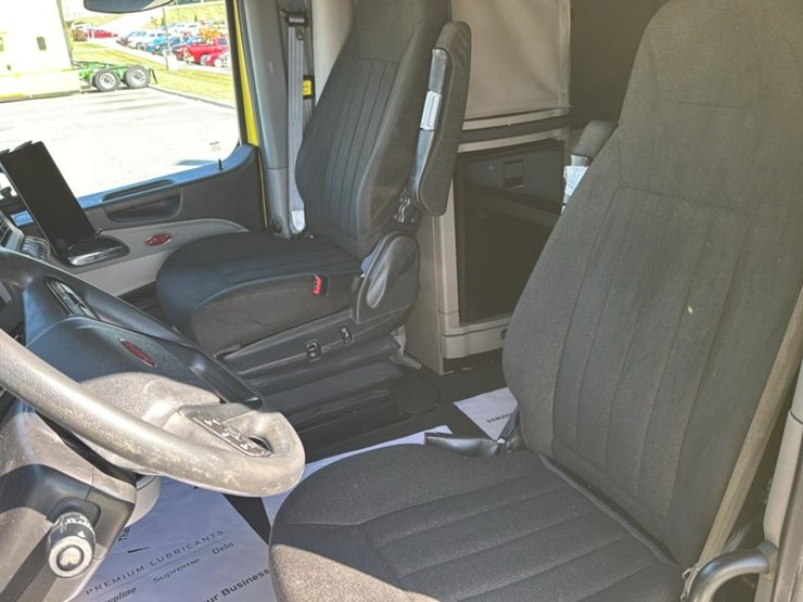 2023-peterbilt-579-image-46